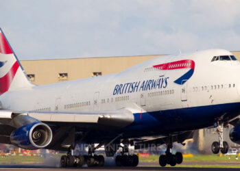 Airlines bid farewell as jumbo 747 begins final approach