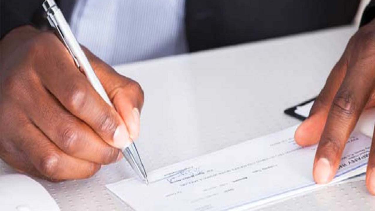 Banks to phase out old cheque books December 31