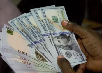 FX pressure piles as dealers bid at ₦900/$